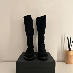 Tyg stövlar 👢 🌹⚫️ - Storlek 37, snygga tyg stövlar köpta från dinsko, i ett helt okej skick, hör av er vid frågor samt övriga funderingar!🌸👢⚫️