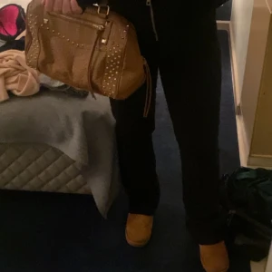 Brun väska - Min sjukt snygga bruna väska måste jag tyvärr sälja då jag har massor med väskor. Fått så mycket fina komplimanger om den och de är väldigt unik. Äkta river island❤️❤️