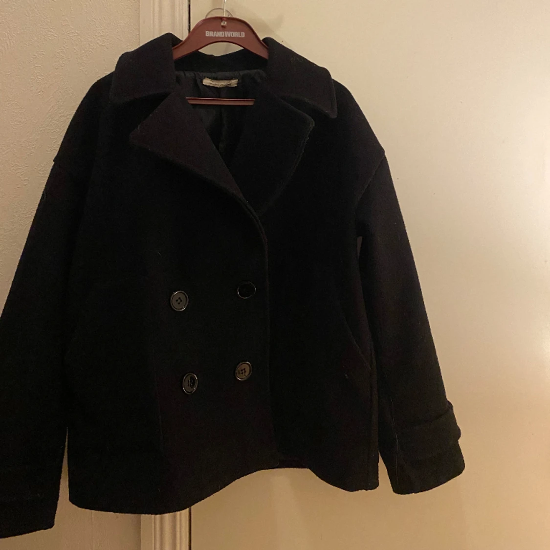 Jättefin kappa från Design By Si i svart, säljer pågrund av att den inte kommer till användning längre!🥥💗