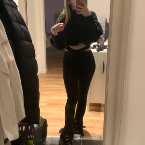 Byxa - Sköna byxor med två straps upptill vilket är väldigt fint, säljer dom då dom är för långa för mig.  Dom har även slits ner till 