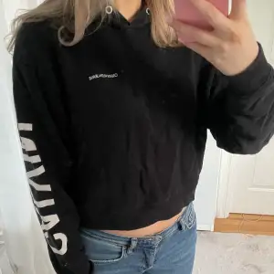 Ascool Calvin Klein hoodie som jag köpt i New York. Kroppar svart med text på ryggen samt båda armarna i storlek XS