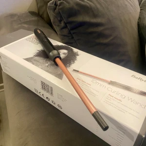 Locktång BaByliss 10mm - Hej! Säljer en ny locktång som gör fina tighta lockar (10mm). Enbart testad en gång och jag säljer då jag inte tyckte att de små lockarna passade så bra på mig.   Nypris 429 kr, inköpt på Åhléns.