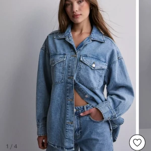 Jeansskjorta - Jeansskjorta som endast är använd fåtal gånger. Storlek XS, men oversized. Köpt för 499kr 
