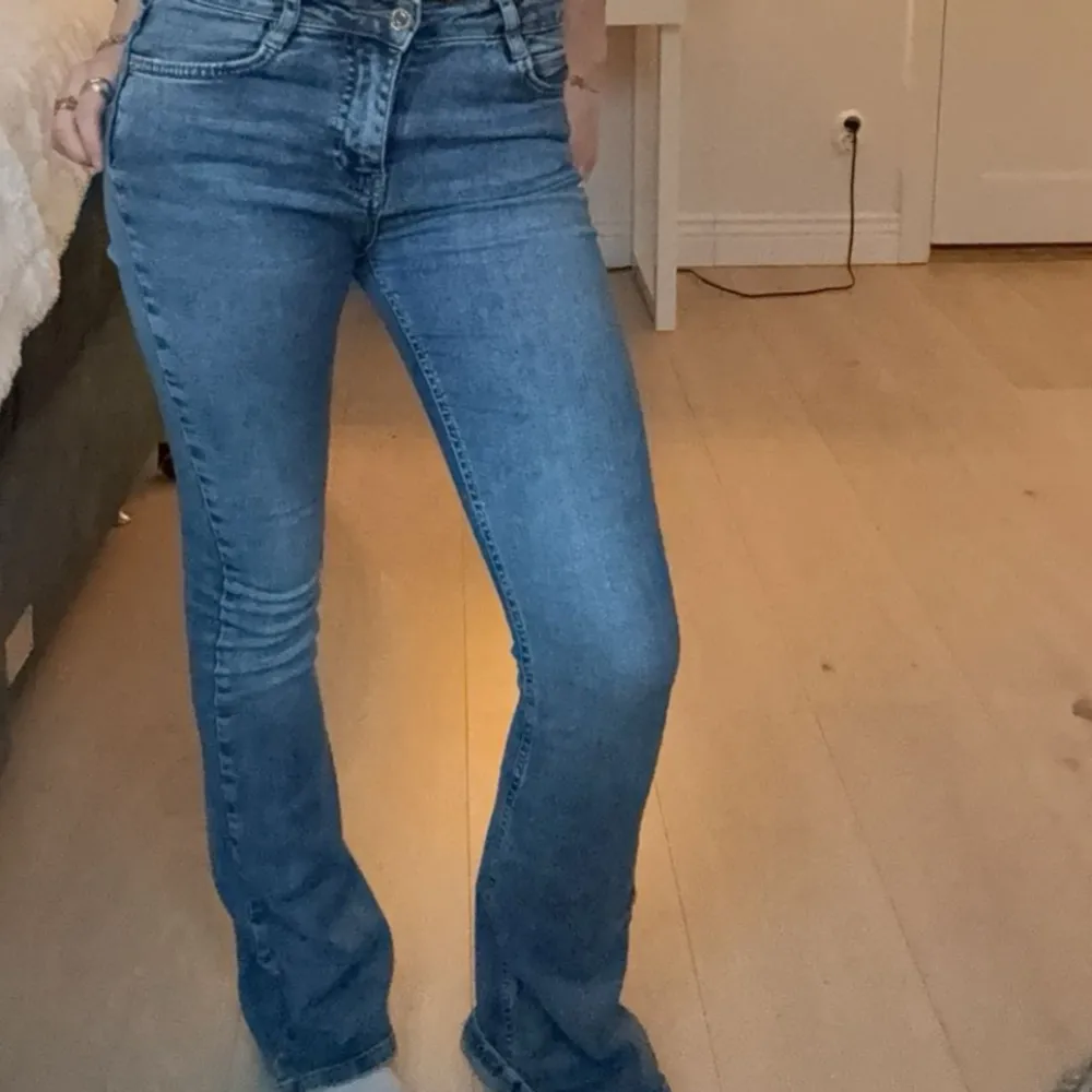 Ett par jättefina blåa bootcut jeans. Det är en blandning av mid Waits och low waist. Jeansen är från Gina Tricot.💕💕. Jeans & Byxor.