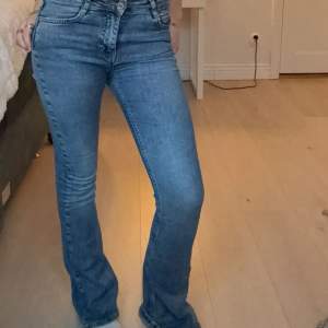 Ett par jättefina blåa bootcut jeans. Det är en blandning av mid Waits och low waist. Jeansen är från Gina Tricot.💕💕