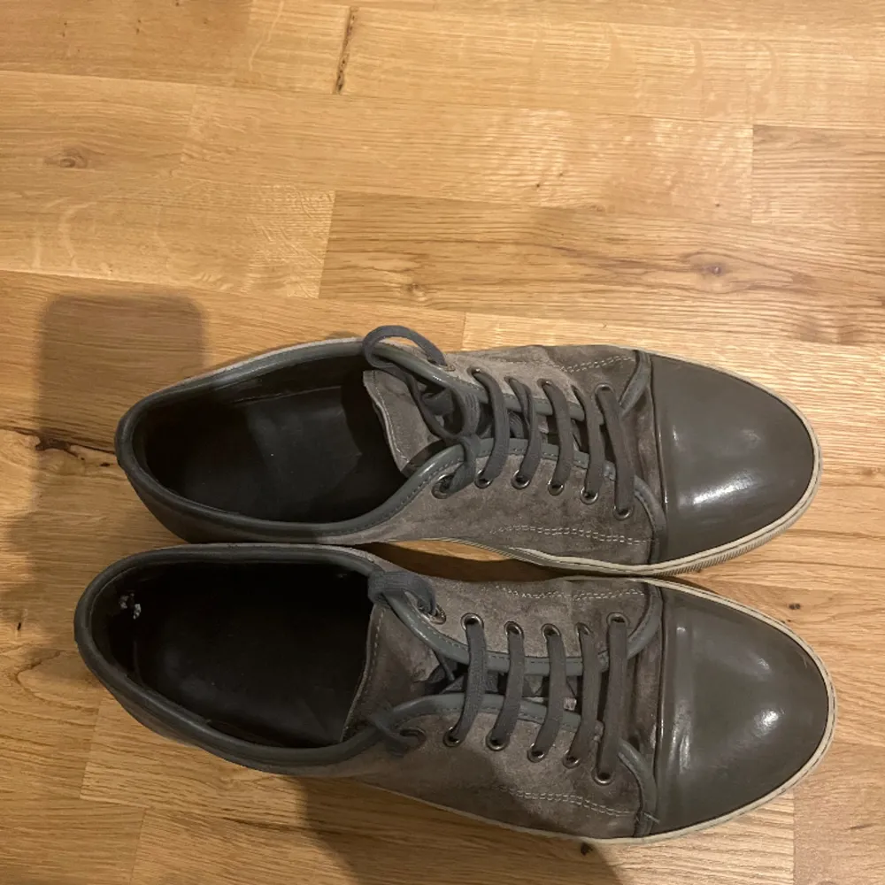 Säljer ett par fina lanvin skor i uk 8 i färgen grå. fint skick förutom insidan av hälen som har gått sönder lite. Fungerar fortfarande bra och syns inte när dom är på. Ingen box eller kvitto finns kvar Tyvär.. Skor.