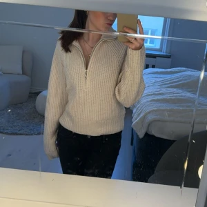 Beige stickad tröja - En jättefin beige halv zip up tröja. Jag säljer tröjan då den inte riktigt kommer till användning. Den är nästan som ny då den är använd fåtal gånger💕💕
