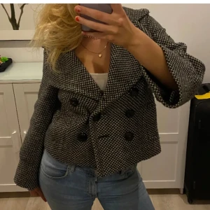 Kappa - Säljer vidare denna jättefina vårkappa, då den tyvärr inte var min stil💕💕Bilderna tagna av förra säljaren