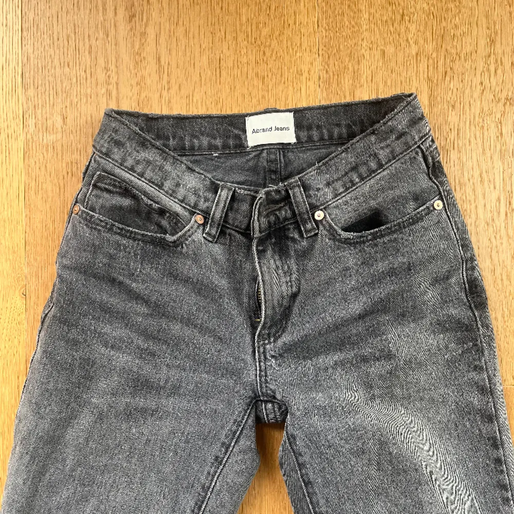 Säljer mina älskade Abrand jeans. Sydde upp dom lite i butiken så jag kan skicka mått om det önskas. Lågmidjade och snygg passform. Nypris 1100. Jeans & Byxor.