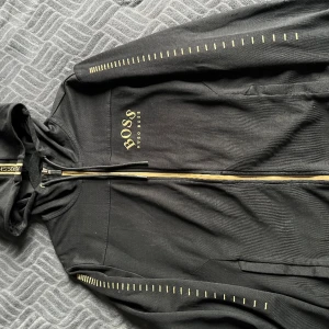 Hugo boss tröja  - Har haft den i ett år nu och vill inte ha kvar den för ska byta stil den är i bra skick priset är ej hugget i sten 