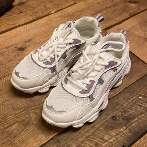 Ett par vita lila chunky sneakers från shein i storlek 41 man passar mer storlek 40. Knappt använda så dem är i bra skick