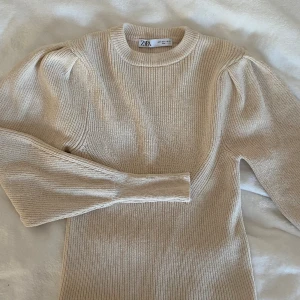 Zara tröja - Jätte fin långärmad tröja i bra skick. Den är lite tjockare i tyget och väldigt fint stickad, lite puffig vid axlarna och blir taft vid handleden.