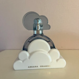 Ariana Grande Cloud 30 ml - Parfym från Ariana Grande, Cloud. Luktar väldigt gott men doften passar inte mig. Köpt på Kicks. Använd lite (se bild)