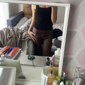 Brun läder byxor  - Bruna läder byxor i straight modell, helt oanvända