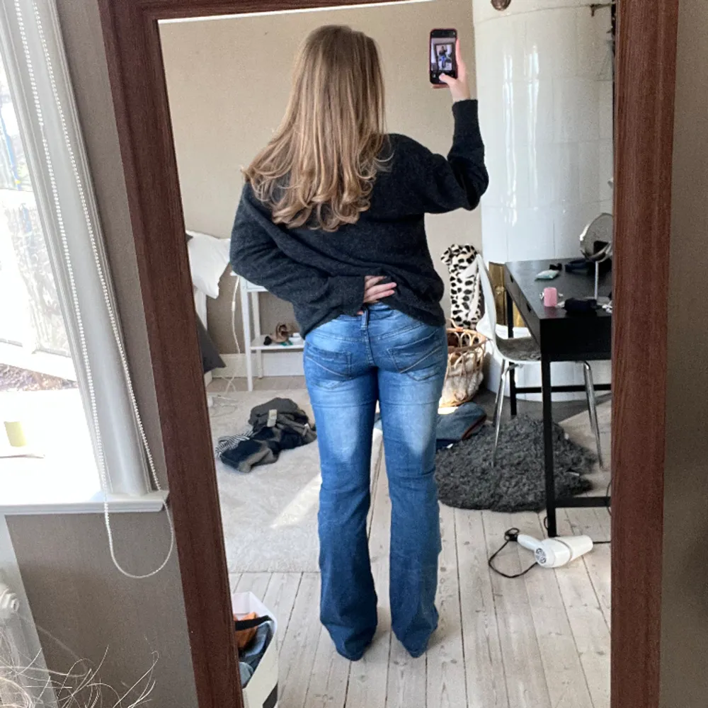 Snygga jeans från fishbone som tyvärr är alldeles för små för mig💛 lågmidjade o bootcut. Jeans & Byxor.