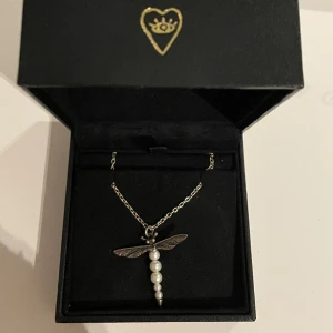 Maria Nilsdotter  - Sååå fint halsband från Maria Nilsdotter. Köpt i somras och använt max 2 gånger.   Kvitto och box ingår. Nypris 3295kr💕