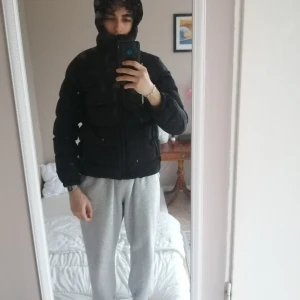 Dun jacka / puffer jacka - Väldigt bra kvalitet och skick. Väldigt varm. Passar som S men funkar även som XS