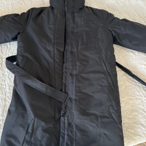 Vinterjacka Filippa K - Superfin och otroligt varm vinterjacka från Filippa K! Är en strlk 36 men funkar absolut som 38 också. Helt nyinköpt och prislappar sitter kvar. Nypris 4400, jag säljer den för 1500 kr. Skickar gärna fler bilder om så önskas! 