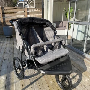 Beemoo Sport Kombo 2 Syskonvagn NY - Säljer en helt ny syskonvagn, aldrig använd. Färg: Grey Melange Vikt: 14,7 kg Mått hopfälld (hjul av): 70 x 85 x 45 Mått hopfälld: 81 x 89 x 45 Mått uppfälld: L115 x B81 x H103 Ej vändbar sits. Fällbart ryggstöd.