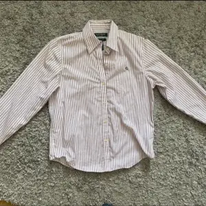 Säljer min Ralph lauren skjorta pga att den har blivit förlusten för mig. Storlek small, inga fläckar eller märken. Passar väldigt bra till sommaren. 