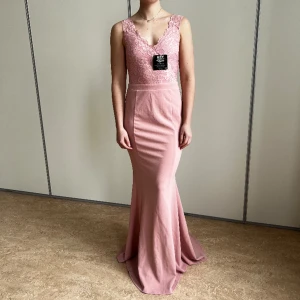 Rosa figursyddbalklänning - Rosa figursydd balklänning med spetts och släp i storlek 36 😍 Modellen är 161 cm lång och bär vanligtvis storlek S                                                    Skick: Nyskick