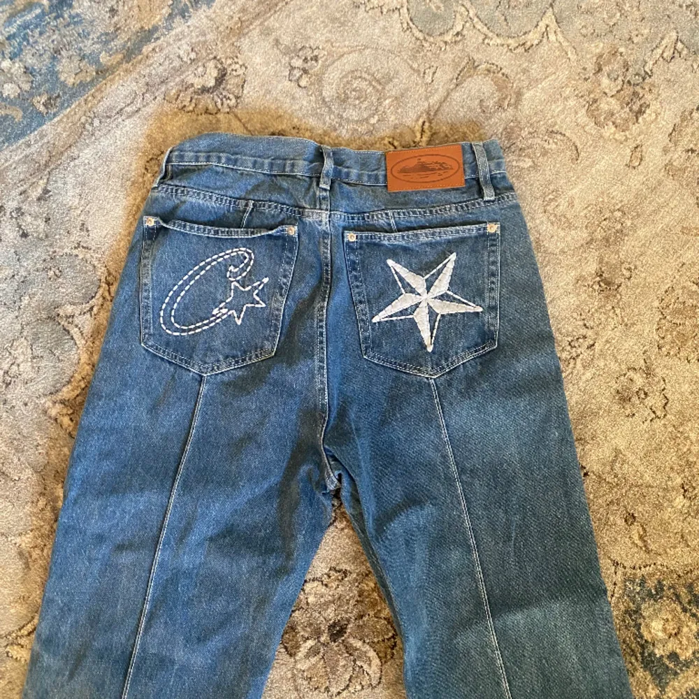 säljer dessa jeans då dem inte passade mig är i ny skick. tryck ej köp nu, skriv innan. mått: midjan  40cm, yttre byxben runt 1,09 meter. Jeans & Byxor.