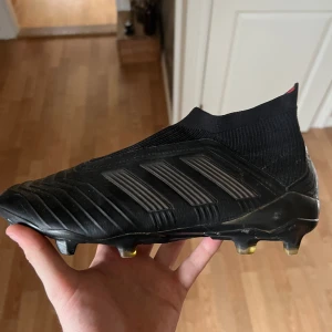 Adidas predator - Ett par mycket sällsynta fotbollsskor. Storlek 44 och är i superbra skick!  