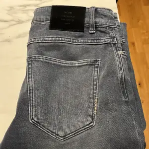 Tvär feta jeans från Neuw i grå  Inge defekter eller nånting! Säljer för att de inte kommer till användning! Nypris ca 1500