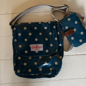Väska Cath Kidston  - Söt handväska. Oanvänd med tillhörande plånbok. Väska ca 20x 15 cm