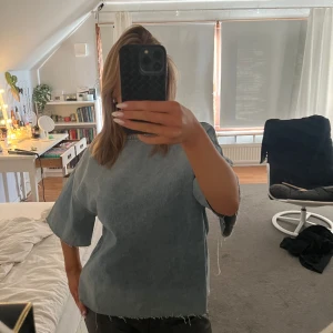 Trekvartsärmad tröja i jeans från zara! - Säljer denna super snygga tröjan från zara i jeans material. Den är Trekvartsärmad och lite vidare i modellen, men den sitter super fint. Det syns inte på bilderna men det finns en dragkedja bak i nacken❤️