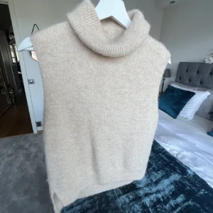 Stickad väst - Jättefin stickad bäst i alpackablend 🌟🌟