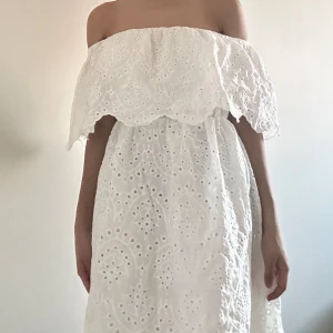 Vit fluffig klänning  - 100 kr + frakt