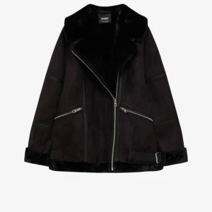 Pull & Bear Jacka päls - Säljer nu min pull & bear jacka i storlek S🌸Den är rätt stor i storleken och hade även passat M! Den är väldigt lite använd och har hängt i garderoben ett tag, men är i perfekt skick. Orginal priset var 699! Kontakta för intresse eller frågor!😊 