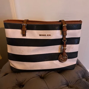 Väska🖤🤍🤎 - Säljer då jag aldrig använder den längre. Pris kan diskuteras men inga skambud heller. Inte säker på om den är äkta 