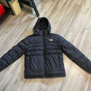 Säljer denna fina The north face jacka för att den inte kommer till användning. Perfekt dunjacka nu till våren. Model 550. Storlek S. Väldigt bra skick förutom hålet som är lagat där bak, kolla bild 3. Pris kan diskuteras.