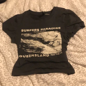 Baby tee  - Snygg T-shirt med tryck. Perfekt skick å allt men jag använder typ aldrig då den e för liten. Är i storlek xxs men jag har s/M å den passa ändå om man gillar tajta tröjor. Får en att se snatched ut lol