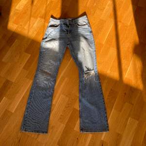 Blåa jeans från Ginatricot i storlek 38. Knappt använda. Inga fläckar eller annat problem med jeansen. Pris kan diskuteras 