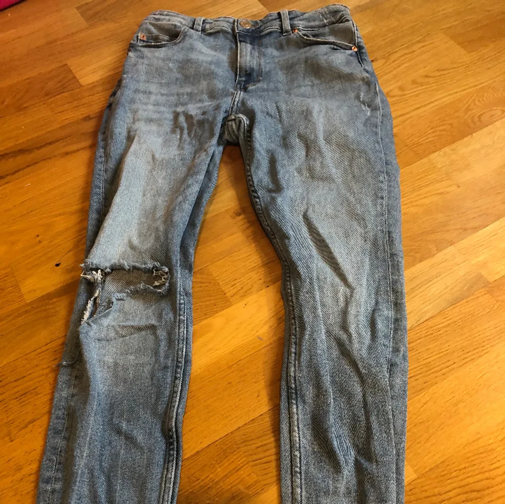 Säljer ett par skinny jeans med hål som var där när de köptes, storleken står inte men tror det är typ S💞. Jeans & Byxor.