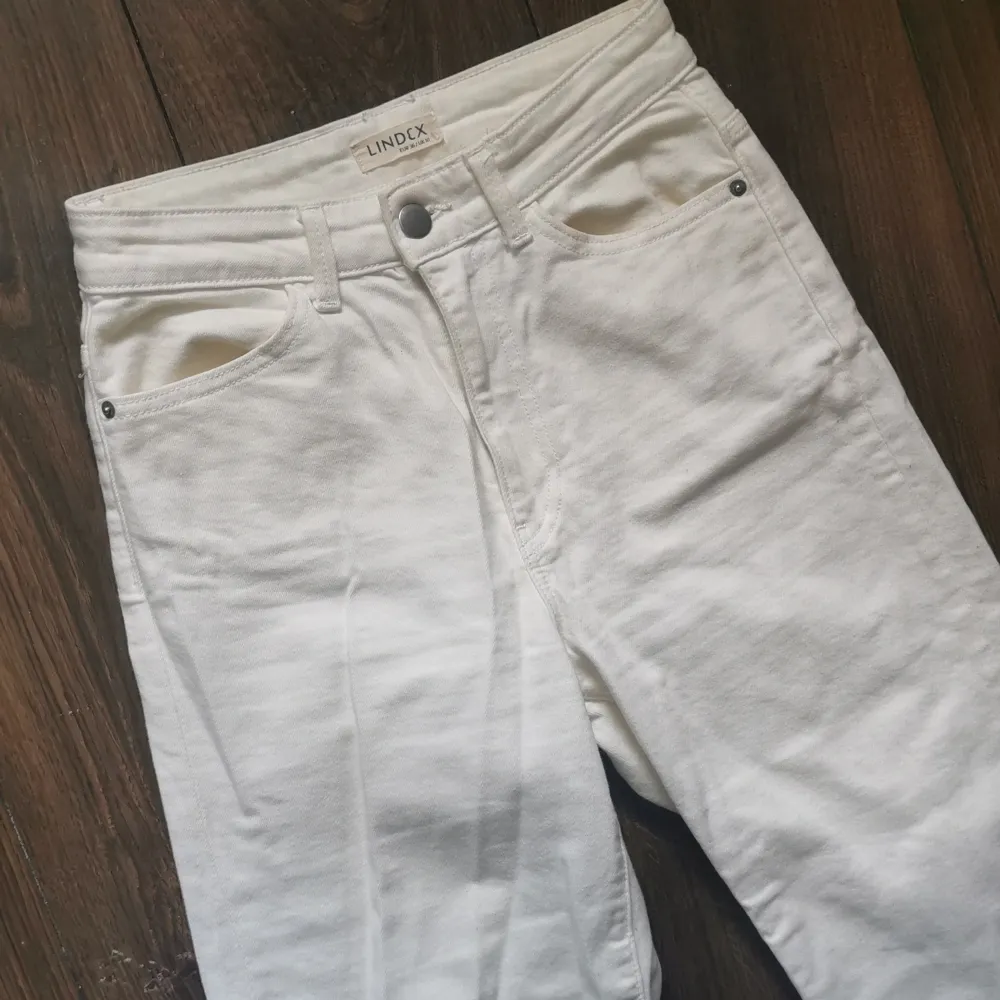 Vida high waist-jeans med croppat ben från Lindex, storlek 36. Helt oanvända! Original pris 400kr. . Jeans & Byxor.