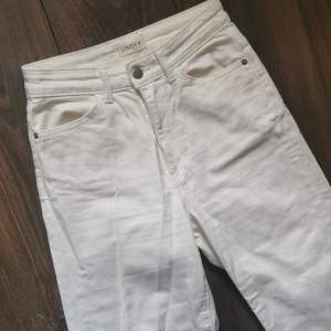 Vida high waist-jeans med croppat ben från Lindex, storlek 36. Helt oanvända! Original pris 400kr. 