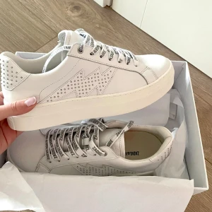 Zadig & Voltaire skor  - !Intressekoll! Helt oavnvända Zadig & Voltaire sneakers. Just nu även slutsålda💘 Säljer vid bra bud! Köp direkt för 2350kr