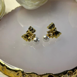 Örhängen - små och gulliga med en pärla, det är silver 925 och 14k guldplaterad som det står på hemsidan, aldrig använt dom, den kom med en plastpåse så det klassas som en prislapp 🌸