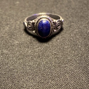Silver ring - Silver ring med lapis sten finns att hämta i Hökarängen.  Stolek:6  925 silver.