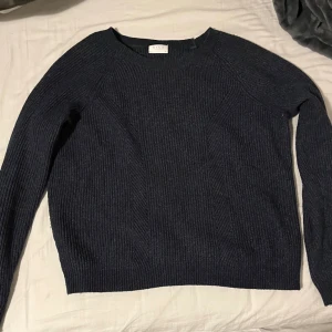 Marinblå stickad tröja - Ny, haft på mig minst 2 gånger  Är storlek M men sitter som s,xs