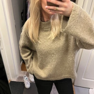 Stickad tröja - Säljer den populära stickade tröjan från Gina Trocot i beige/brun⭐️ Storlek S och i nyskick 