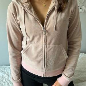 jätte fin juicy couture tröja i ljus rosa!🎀 bra skick, säljer då jag är i behov av pengar!💕💕 