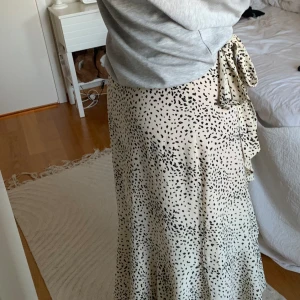 Mönstrad kjol - säljer nu denna våriga långkjolen med volang, man kan själv bestämma hur höj eller låg midja man vill ha💘 den är i mycket bra skick!!! köparen står för frakten💘