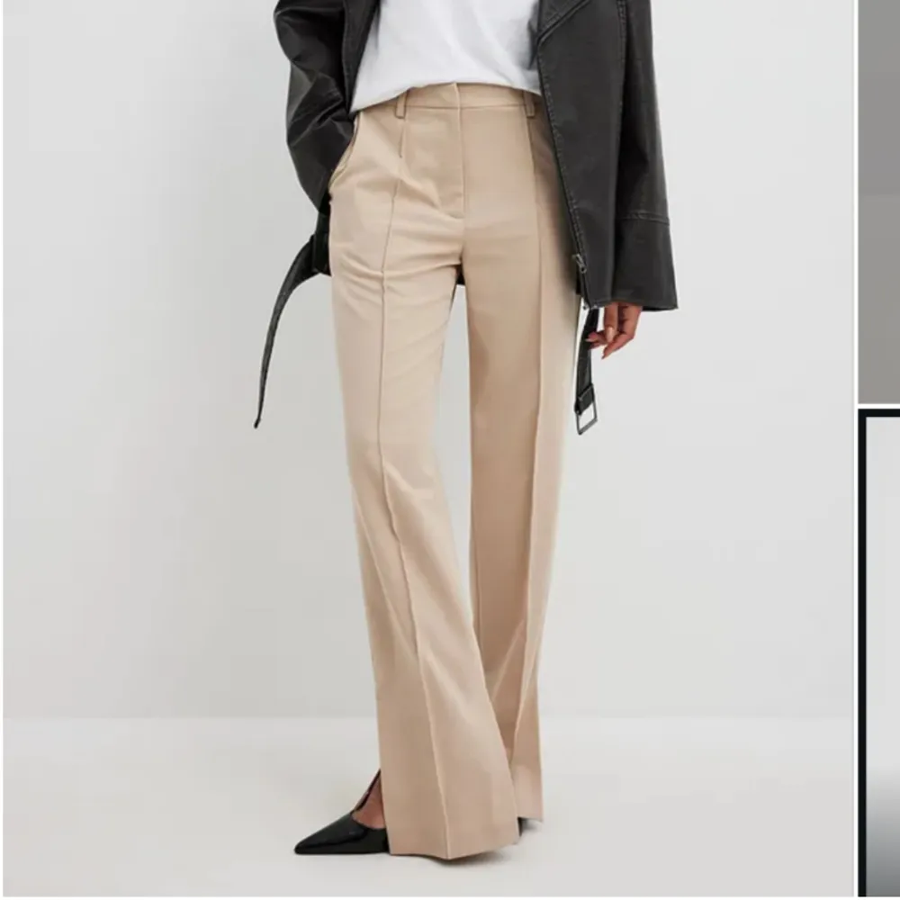 Beiga kostym byxor från Nakd endast använda ett fåtal gånger💞är i storlek 32 men är lite stora i storleken. Jeans & Byxor.