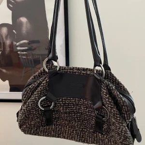 Handväska - Rutig handväska, rymmer en A5 skrivbok! 