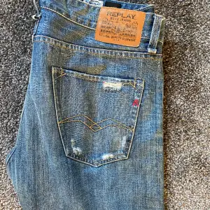 Ett par blåa replay jeans i bra skick. Midja storlek 34, längd storlek 34. 